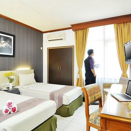 Hotel Cirebon Plaza Чиребон Экстерьер фото